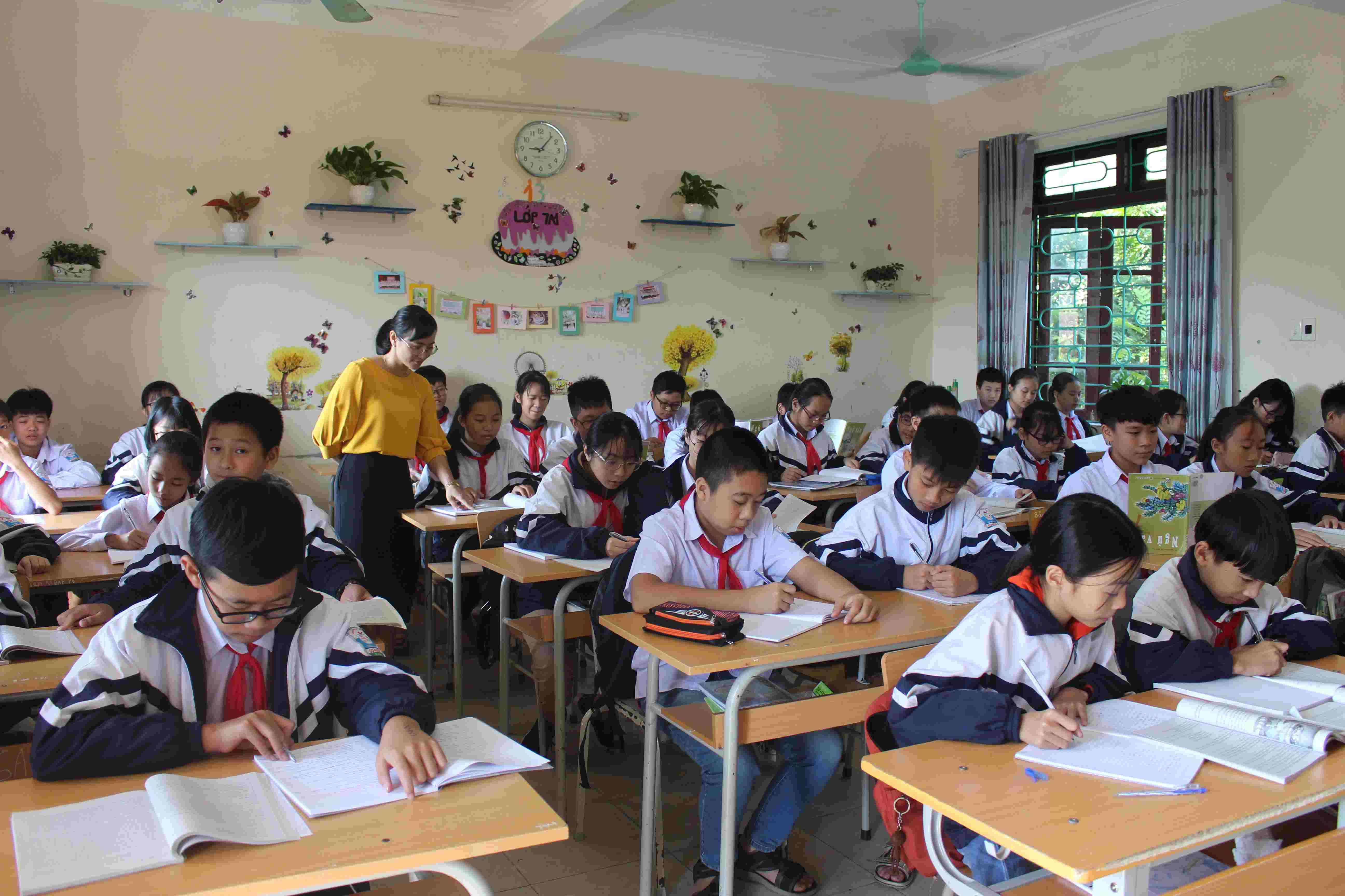 Không gian lớp học sạch, đẹp, đủ ánh sáng giúp học sinh Trường Trung học cơ sở Đoàn Kết tiếp thu bài hiệu quả hơn.